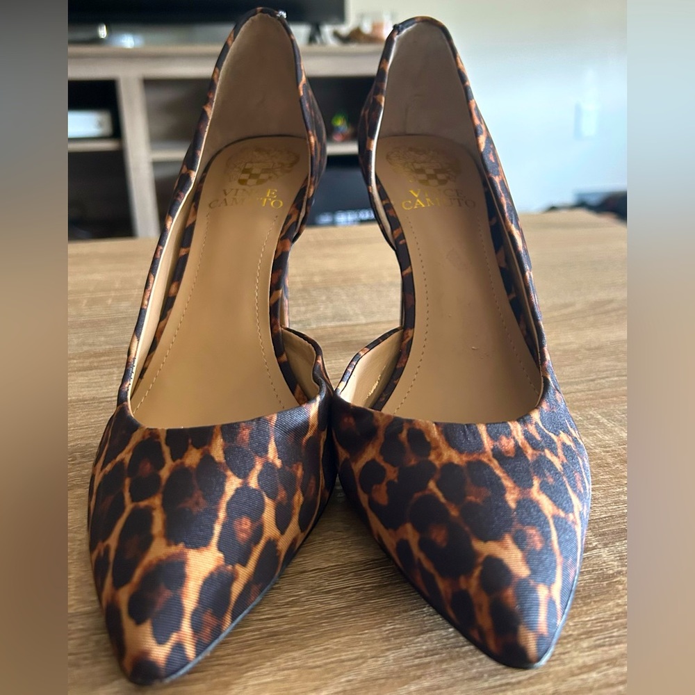 Vince Comuto leopard print heel pumps in decent condition
